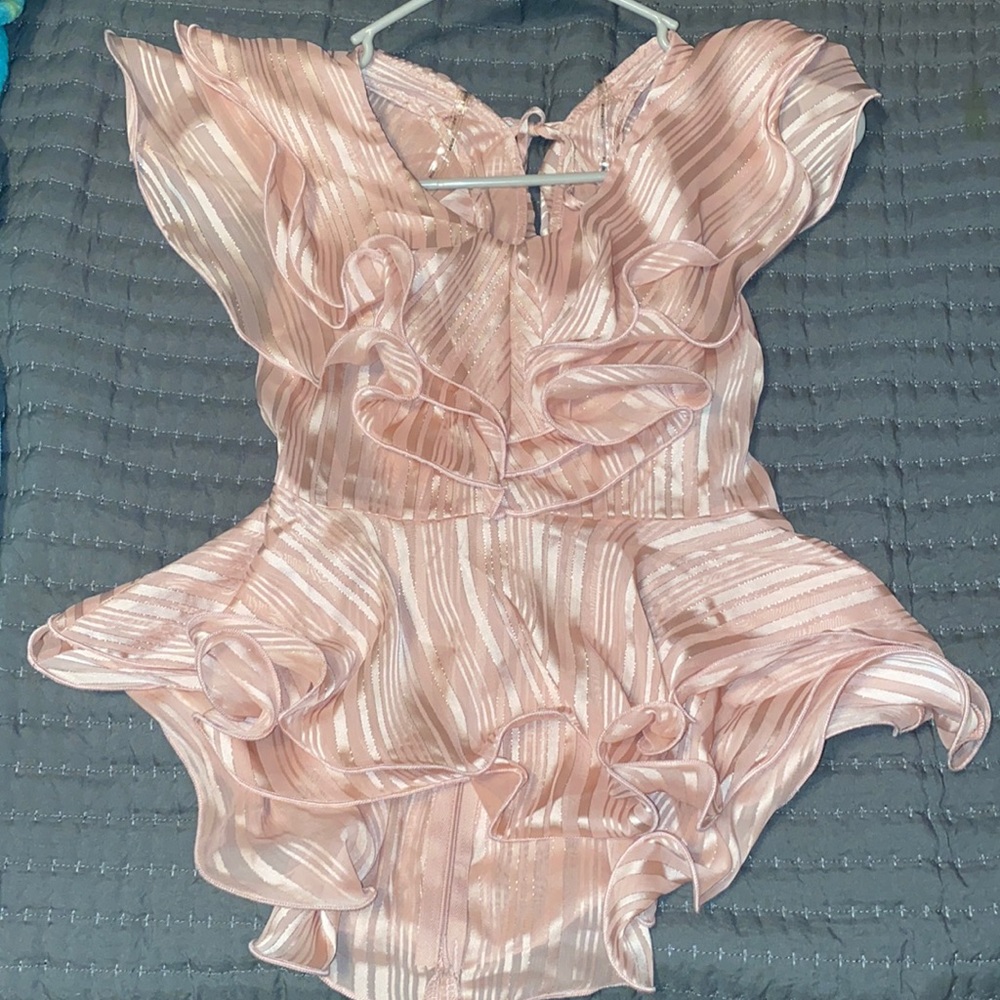 Cute top in pink color you tie in the back!